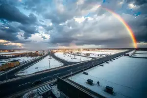 Burzowe chmury nad zaśnieżonymi ulicami polskiego miasta podczas przejścia frontu atmosferycznego